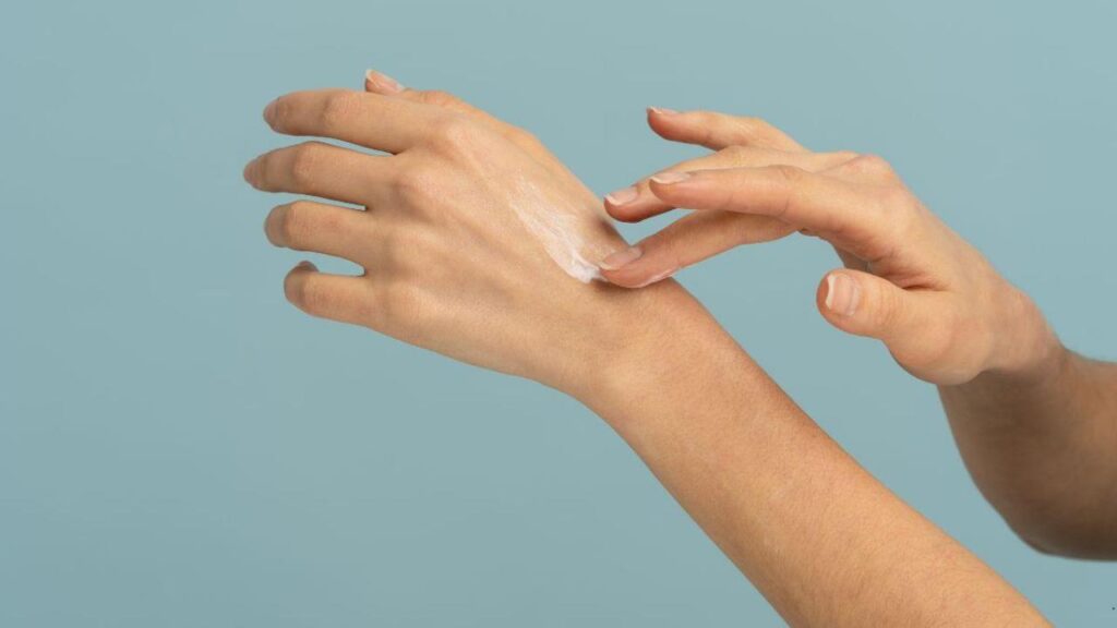 photo qui montre comment appliquer de la crème réparatrice pour les mains sèche
