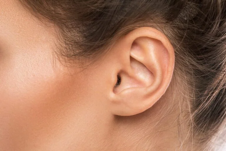 mulher com um cravo no ouvido