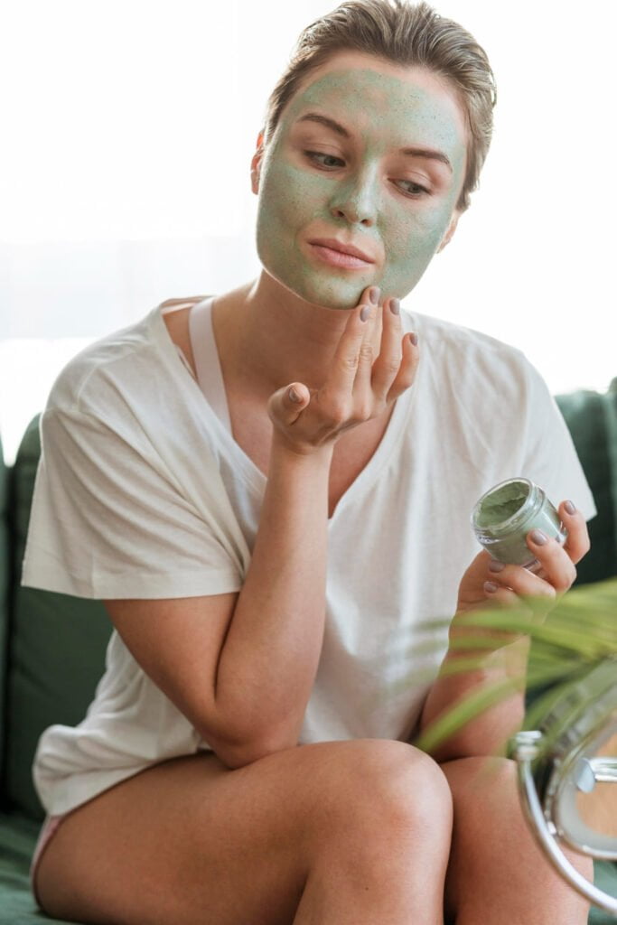 Aplicação simples e eficaz da máscara de chá verde 