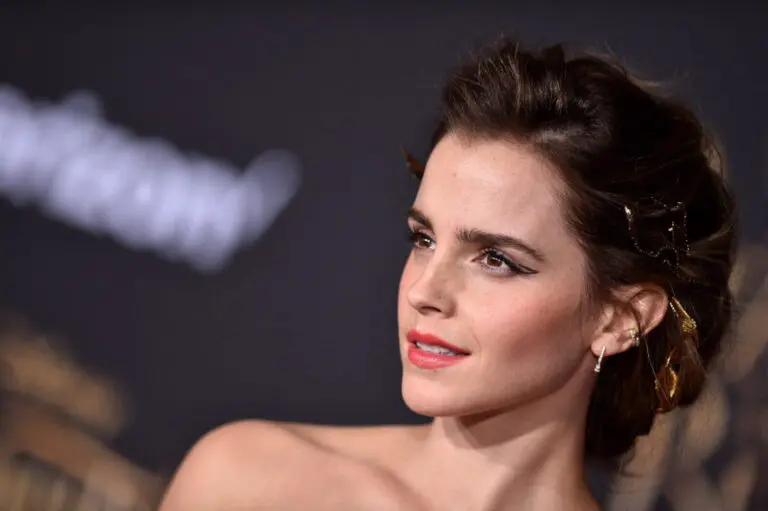 Emma Watson utilise cet accessoire rétro pour sublimer une coiffure toute simple