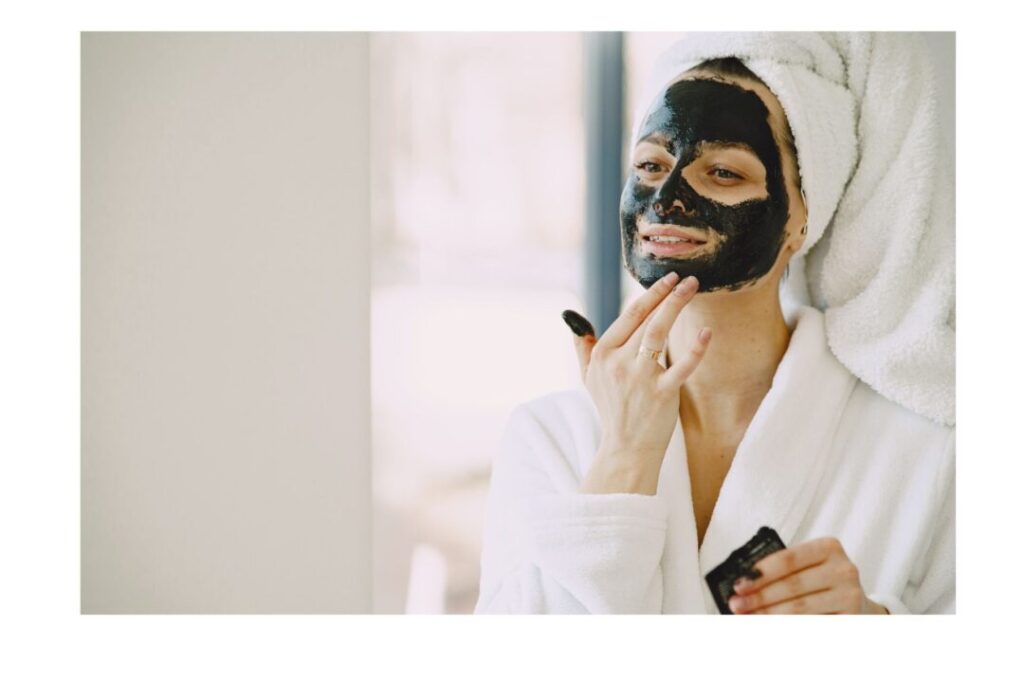 Femme appliquant masque pour la peau
