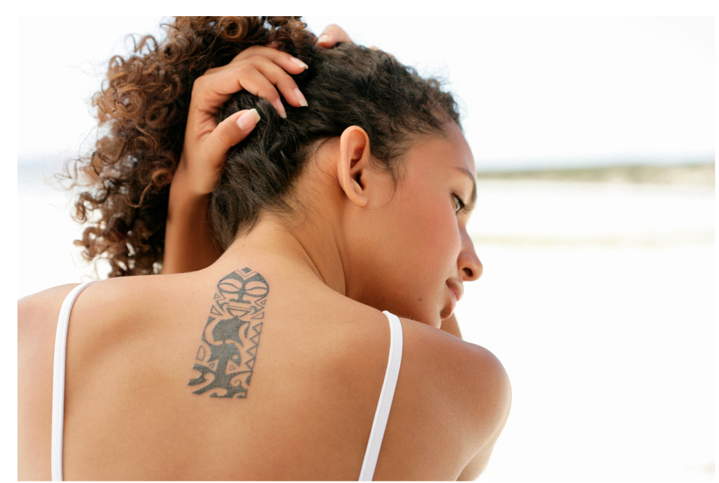 femme avec tatouage dans le dos